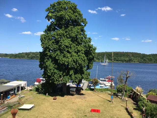 Wasserlage! Möbl.  1ZWhg mit tollem Blick + gr. Terrasse direkt am Wasser — photo 1